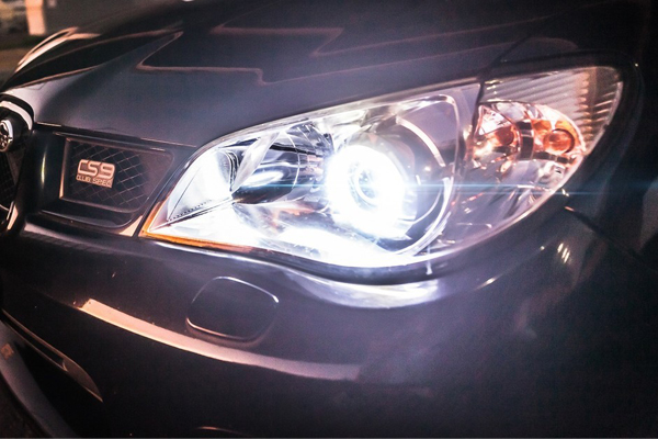 Quais são os faróis de LED e as luzes escondidas?