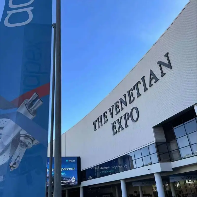 O farol de LED de carro Luxfighter mostrando na AAPEX 2023 LAS VEGAS